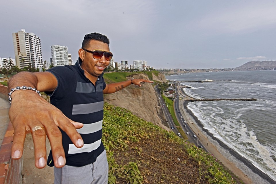Lobatón, também chamado de Morcego, posa para foto em praia na capital peruana | Albari Rosa, enviado especial/ Gazeta do Povo