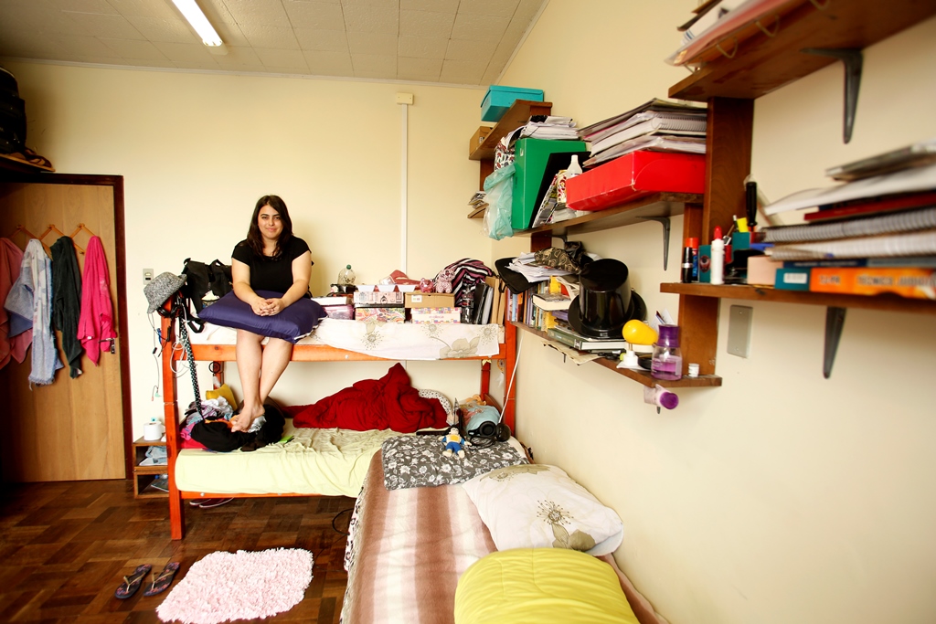Kédima Ojeda Moreira, 19 anos, saiu de Tomazina e foi morar na Casa da Estudante Universitária de Curitiba (Ceuc). | Marcelo Andrade / Gazeta do Povo