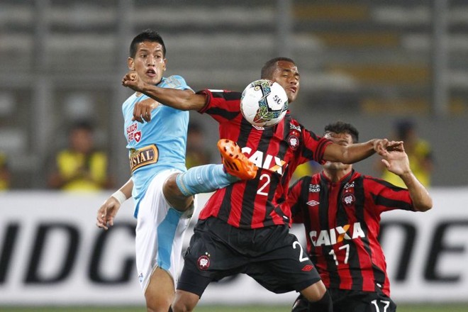 Sueliton em dividida de bola. Jogador também estreou pelo Rubro-Negro |