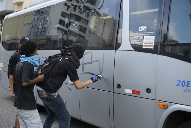 Ônibus é pichado durante a passeata do grupo pelo Centro de Curitiba | 