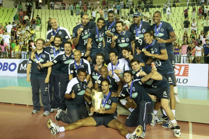 Jogadores comemoram o título da Copa do Brasil | Ivan Amorim/CBV