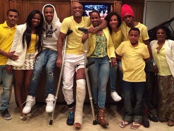 De muletas, Anderson Silva postou foto ao lado dos familiares | Reprodução Instagram