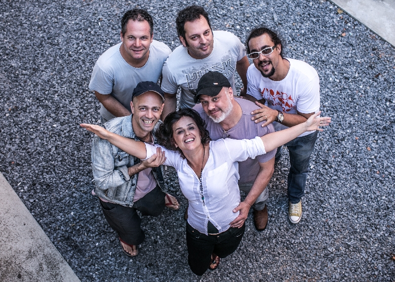 A cantora faz o show de lançamento junto com o NaTocaia, com participação de Márcio Rosa (de óculos) e Murillo Da Rós | Brunno Covello/Gazeta do Povo