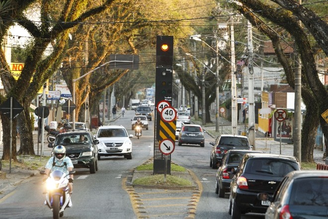 As fachadas dão uma cara de bairro à Mateus Leme. Mas o trânsito é de cidade grande |