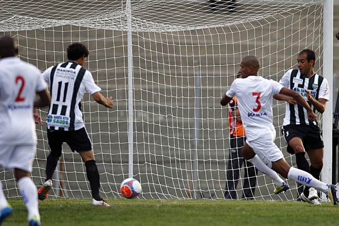 Gabriel Barcos (11) precisou de apenas 2 minutos para abrir o placar na Vila Capanema |
