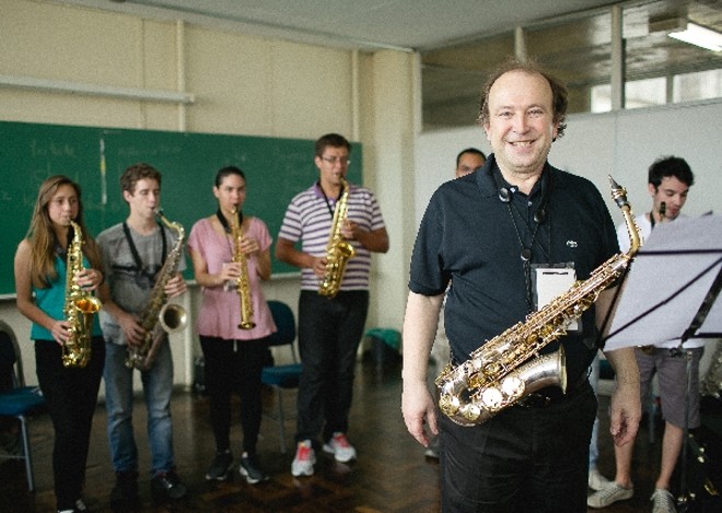 O professor francês Philippe Portejoie e sua turma de saxofone: estímulo à confiança em si mesmos |