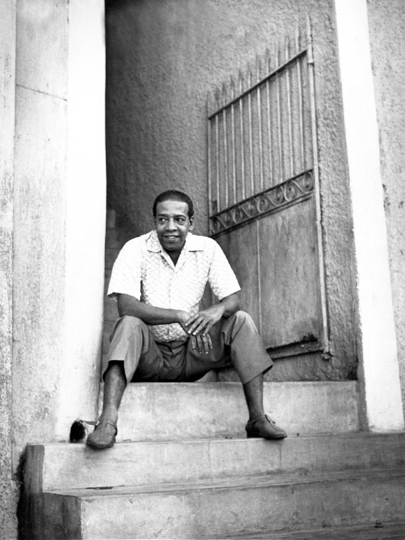 O compositor em frente a sua casa no centro do Rio: cronista refinado e filósofo de seu tempo | Divulgação