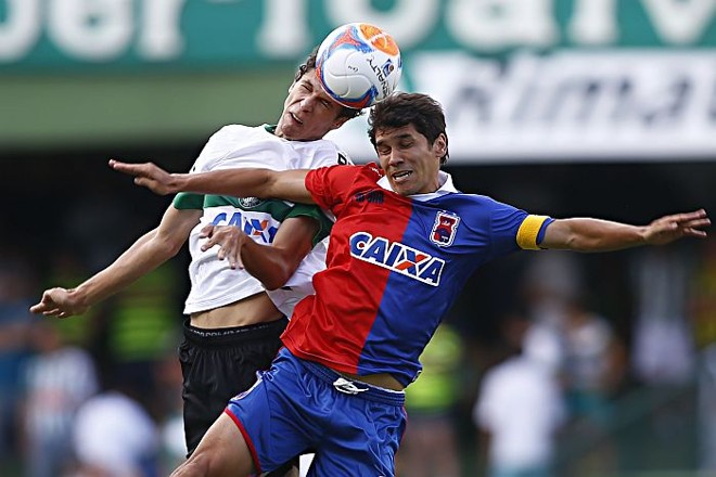 Lucio Flávio disputa a bola áerea com Ícaro no clássico Paratiba |