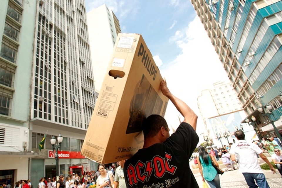 Multidão lota o centro para fazer compras de Natal | Marcelo Andrade / Gazeta do Povo