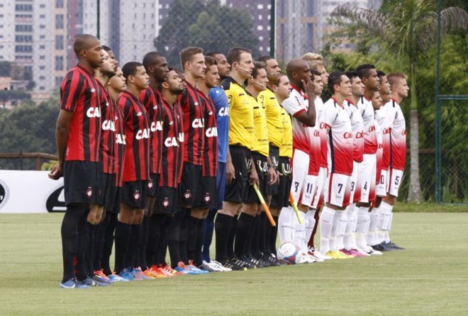Atlético e Toledo perfilados antes do início do jogo |