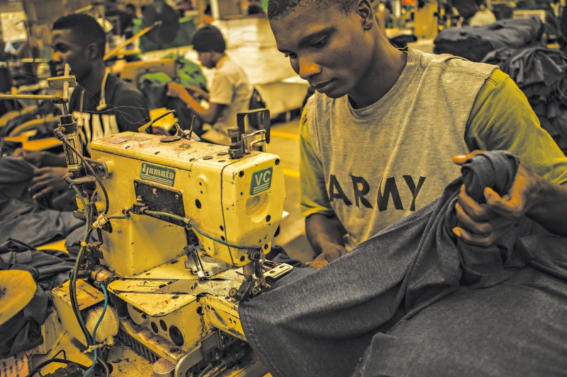 A fábrica de roupas do parque industrial Codevi, no Haiti, produz uniformes para fornecedor das Forças Armadas dos EUA | Meridith Kohut para The New York Times