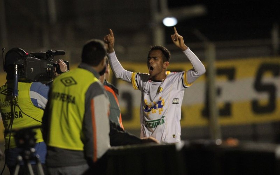 Lateral Sueliton vai reforçar o Atlético | Walter Alves / Gazeta do Povo