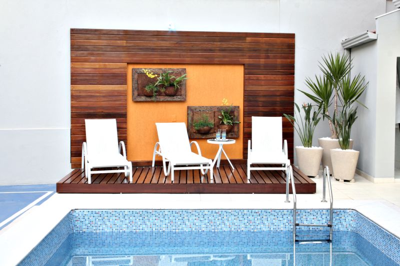 Deck à beira da piscina sofre efeitos de umidade e intempéries | Divulgação