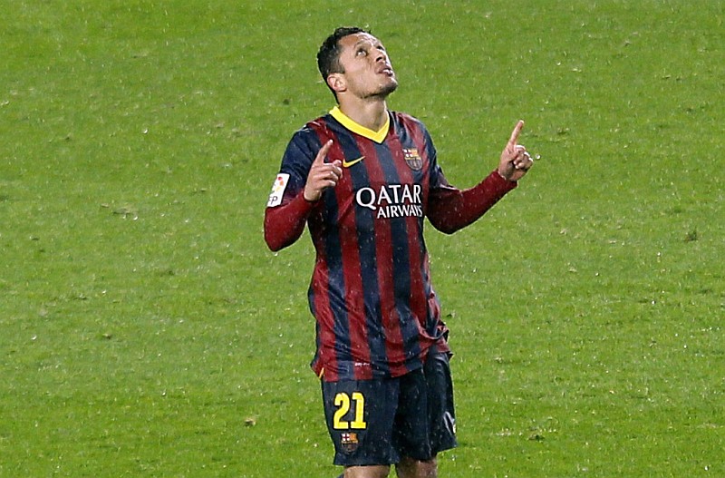 O lateral brasileiro Adriano comemora seu gol na goleada do Barcelona sobre o Levante | Gustau Nacarino / Reuters