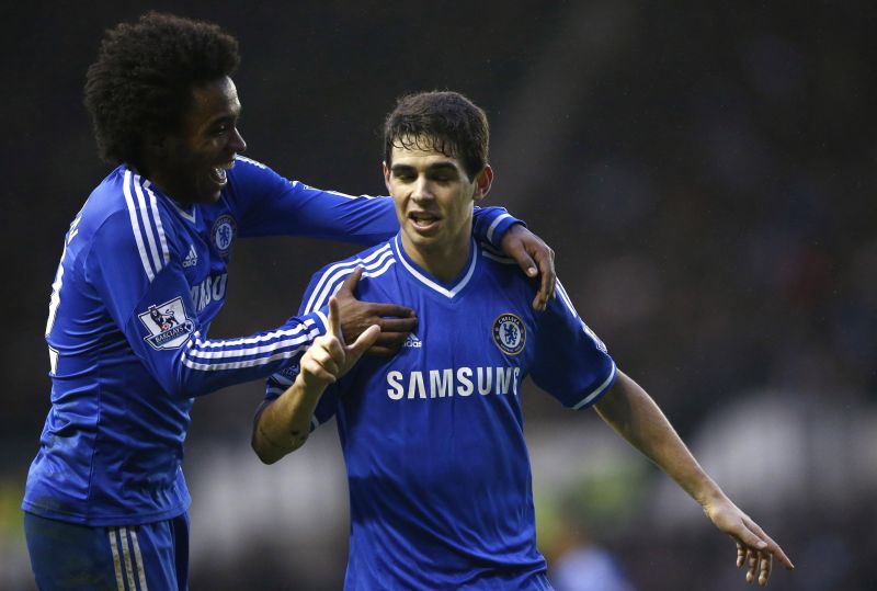Oscar comemora com Willian o gol marcado diante do Derby County | Reuters