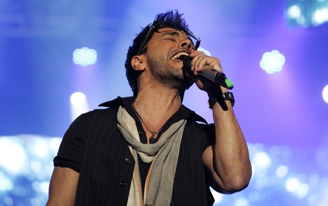 Com forte presença de palco, Zezé atingiu notas altas provocando gritos no público feminino | 