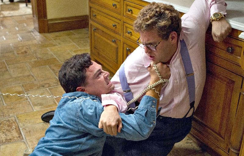 DiCaprio (à esq.) está brilhante em seu papel de capitalista megalomaníaco | Divulgação