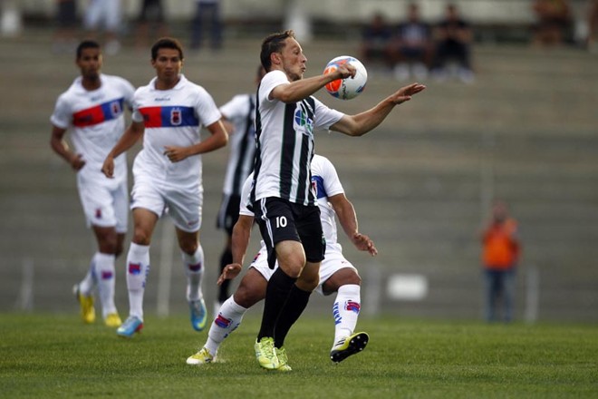 Max domina a bola no peito |
