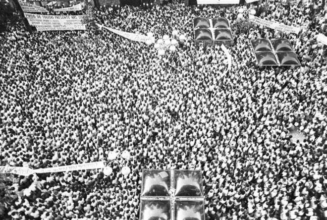 Multidão no calçadão da Rua XV de Novembro: comício, organizado em apenas 12 dias, foi um sucesso. Fontes diferentes falam de 10 mil a 60 mil participantes |