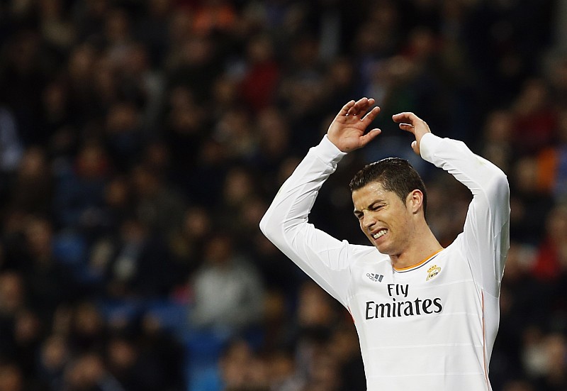 Cristiano Ronaldo lamenta chance perdida na vitória do Real sobre o Osasuna: atacante, favorito ao prêmio de melhor do mundo, abusou dos gols perdidos | Susana Vera / Reuters