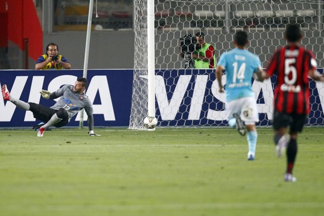 No gol de Ávila, bola passa embaixo das pernas de Weverton |