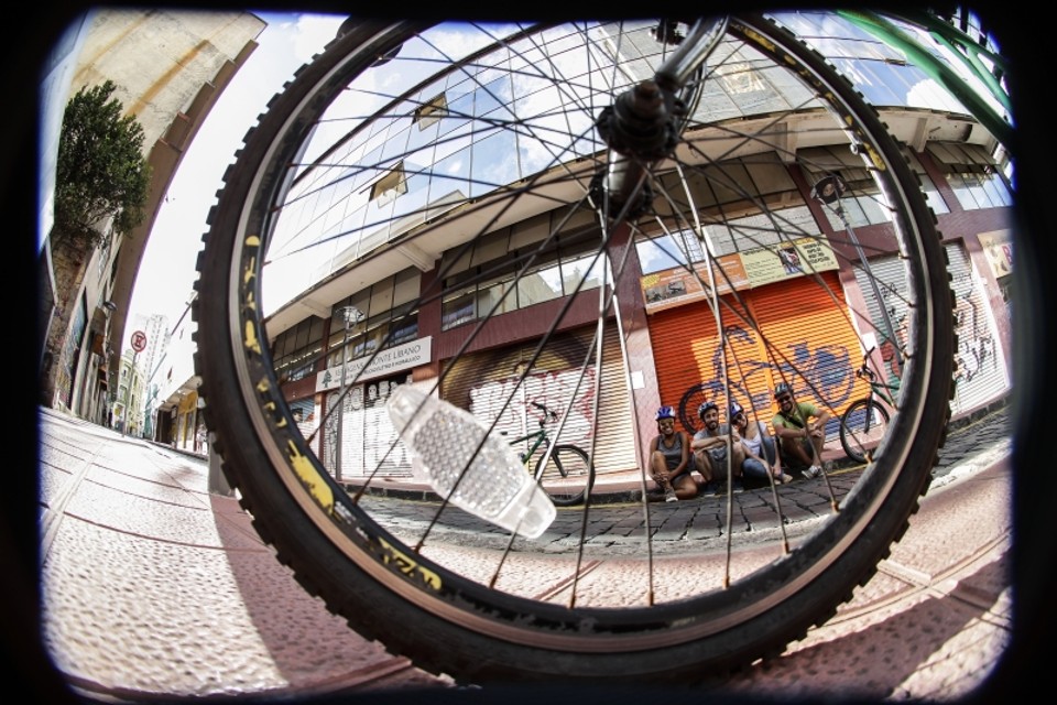 Empresa de cicloturismo Kuritibike coloca turistas no selim para conhecer obras de arte urbanas em Curitiba | Daniel Castellano/ Gazeta do Povo