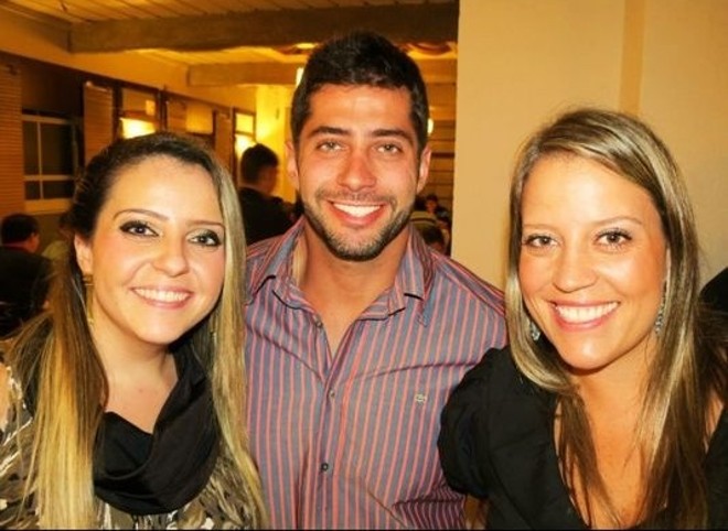 Marcelo entre as irmãs Thaís, 31 anos (à esquerda) e Priscila, 34 | 