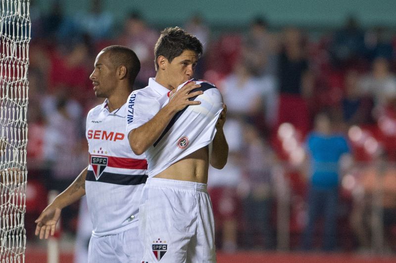 Osvaldo comemora o primeiro gol do São Paulo sobre o Mogi Mirim: atacante quebra jejum de 11 meses sem marcar | Marcelo Machado de Melo / Fotoarena / Folhapress