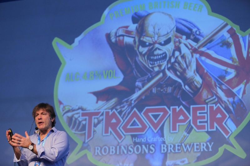 Bruce Dickinson, do Iron Maiden, lotou palco principal em palestra sobre empreendedorismo. | Vanessa Carvalho/Brazil Photo Press/Folhapress