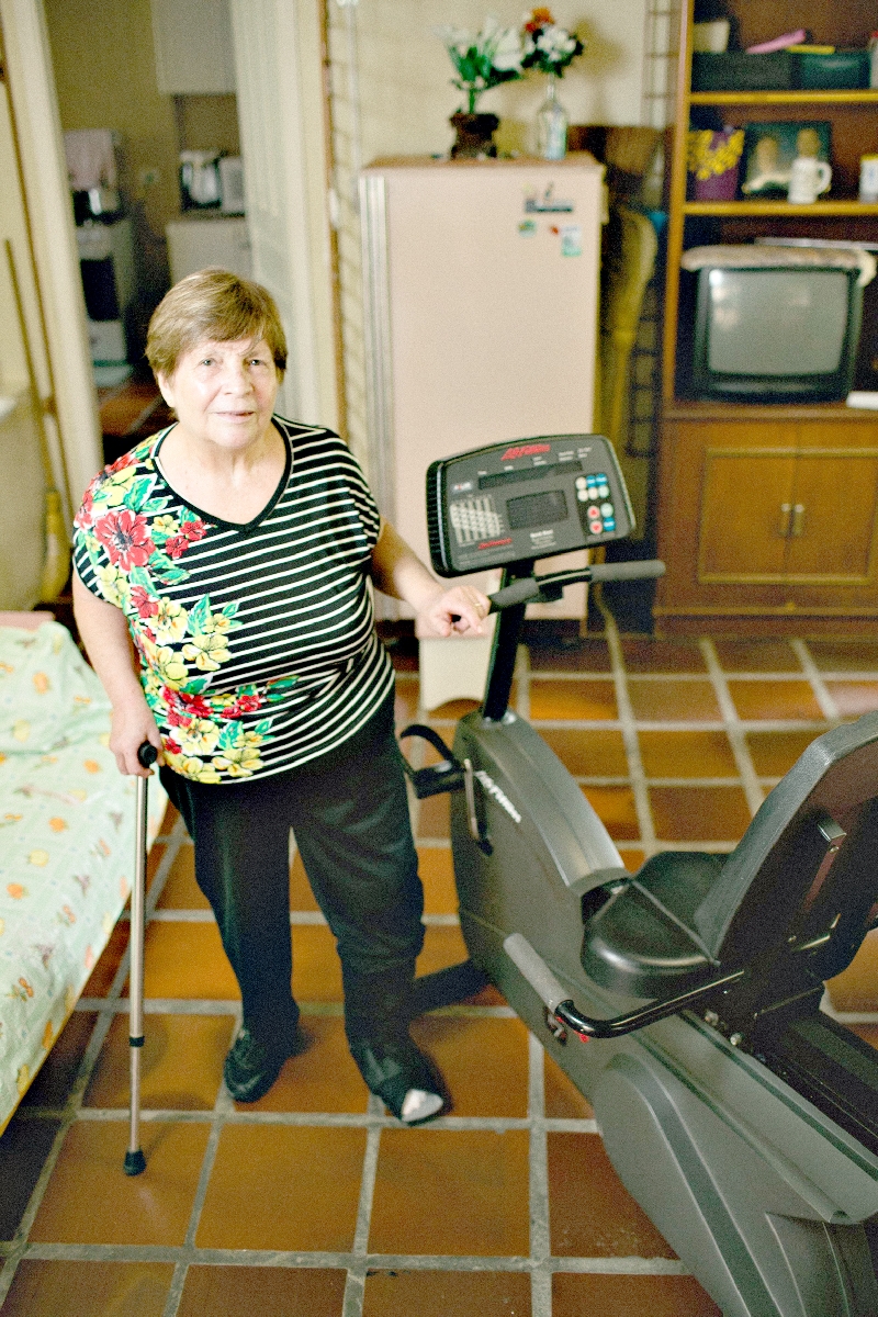 Para fazer fisioterapia três vezes por semana, Cassilda teria de pagar quase R$ 1 mil por mês | Daniel Isolani/ Gazeta do Povo