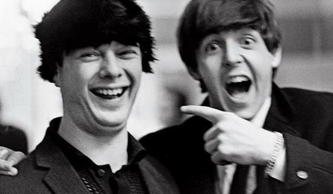 Paul e o empresário Epstein em 1964 |