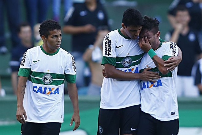 Thiago Primão chora ao comemorar o segundo gol do Coritiba no clássico com o Paraná |