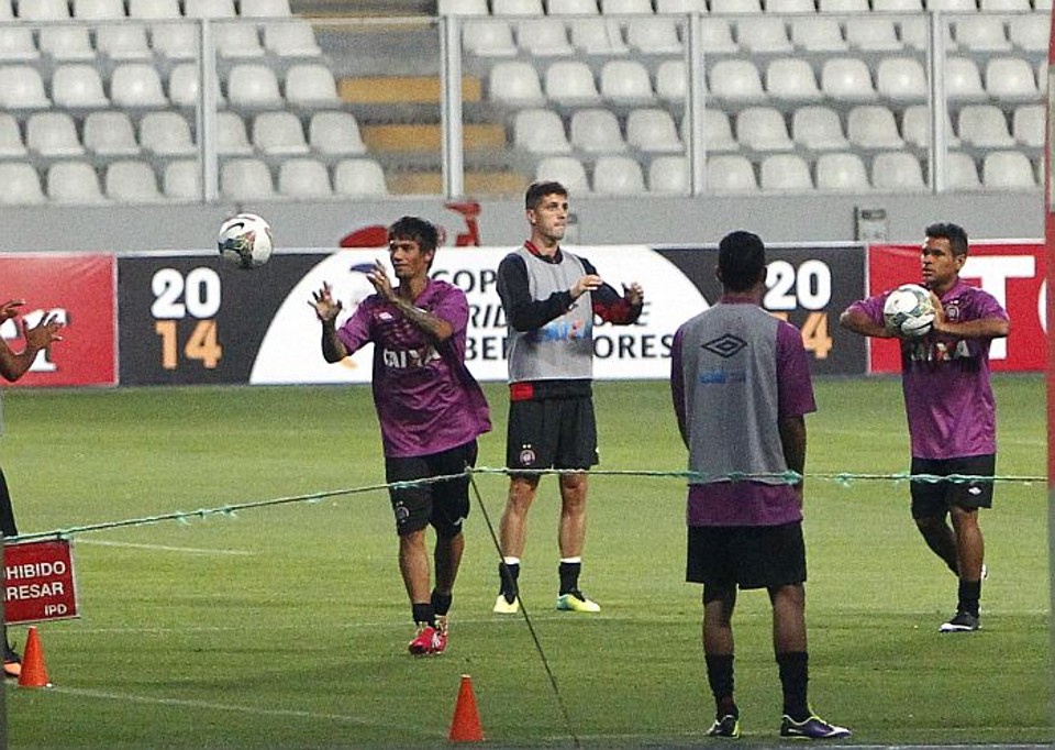 Atlético treinou na noite de terça-feira no Estádio Nacional de Lima para o confronto com o Sporting Cristal | Albari Rosa / Gazeta do Povo