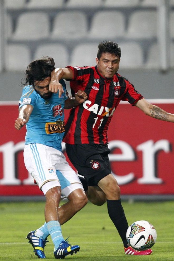 Zezinho foi escalado como único meia de criação no time de Miguel Ángel Portugal |