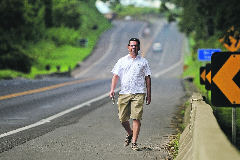 Miguel Sanches Neto caminhando na Rodovia do Café: vínculo emocional com a estrada que o levou a tentar a sorte como escritor em Curitiba há trinta anos | Rodrigo Czekalski/Divulgação