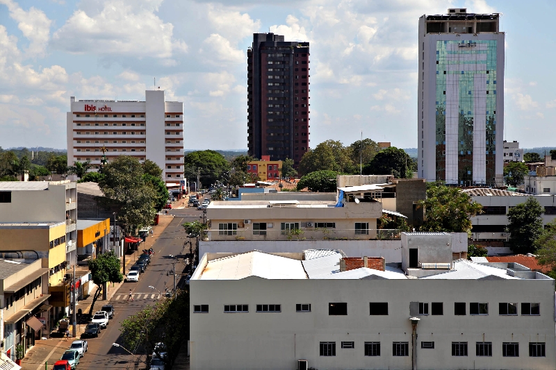 Dois hotéis serão inaugurados ainda neste ano na região central de Foz: o Ibis (à esquerda) e o Porto Madero (à direita) | Kiko Sierich/Gazeta do Povo