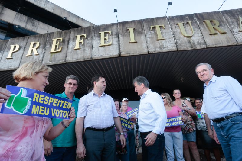 Manifestantes protestaram contra a cassação do prefeito Edgar Bueno nesta terça-feira em frente à prefeitura de Cascavel | Cesar Machado / Vale Press
