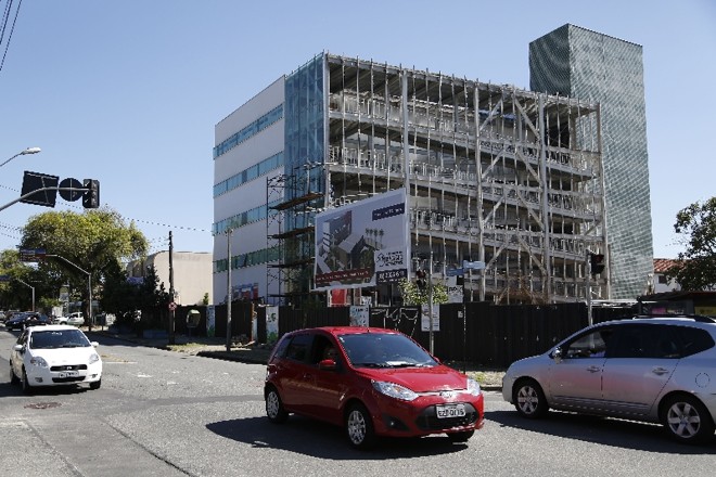 Contam-se nos dedos os empreendimentos imobiliários novos na Mateus Leme. Das três construções corporativas, uma delas é um hospital |