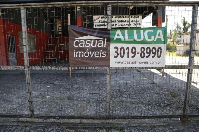 Vários imóveis da rua estão para alugar ou vender |