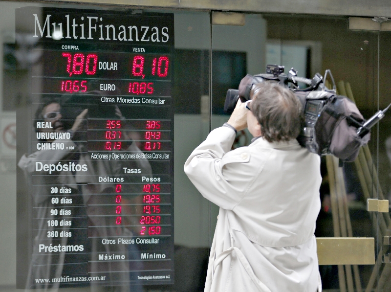 Cotação do dólar oficial saltou para 8 pesos na quinta-feira | Enrique Marcarian/Reuters