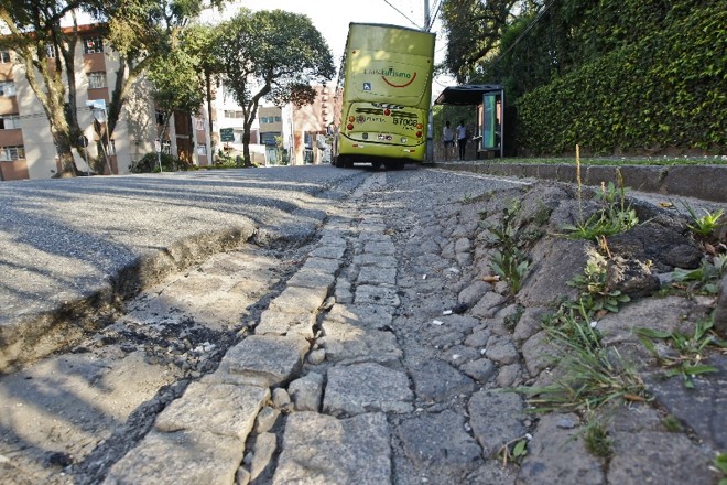 O peso dos ônibus fez o asfalto ceder em um dos trechos da rua |