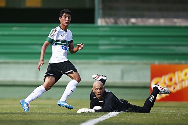 Denner e o goleiro Marcos observam a bola entrar o gol do Coritiba |