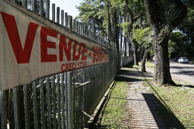 Vários imóveis da rua estão para alugar ou vender |