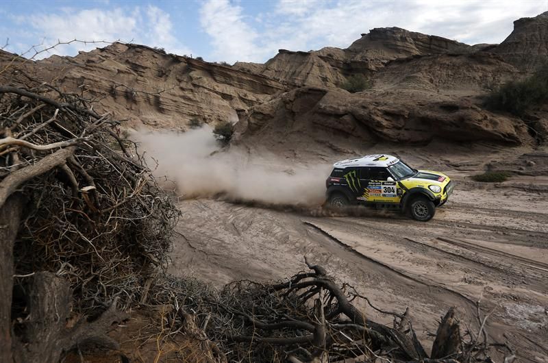 Carlos Sainz é o novo líder do Dakar entre os carros | EFE