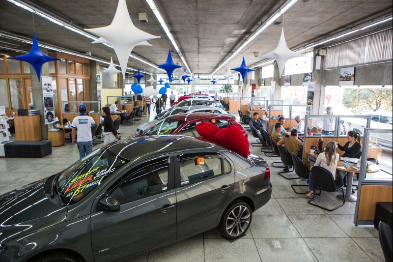 Concessionária de veículos em Curitiba: redução nas vendas supera cenário previsto pela Fenabrave | Brunno Covello/ Gazeta do Povo