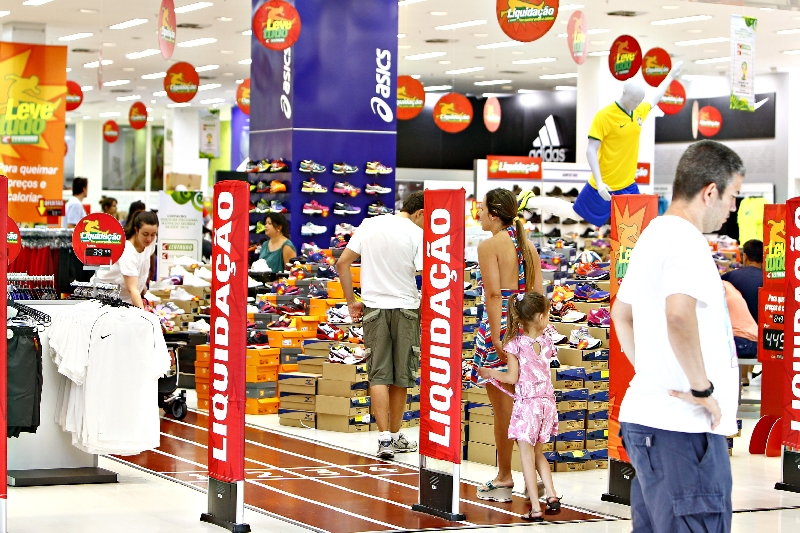 Em Curitiba, descontos devem atrair consumidores durante todo o mês de janeiro e início de fevereiro. Com o carnaval tardio, promoções podem até se estender a março | Antônio More/ Gazeta do Povo