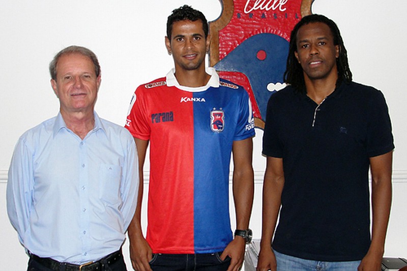 O zagueiro Naylhor posa ao lado do vice-presidente de futebol Celso Bittencourt e do gerente do de futebol Roque Júnior | Divulgação / Paraná Clube