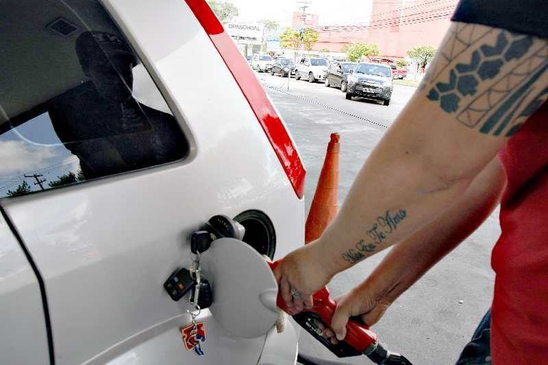 Reajuste da gasolina nas refinarias da Petrobras foi integralmente repassado para o consumidor e ficou acima do esperado | Henry Milleo/ Gazeta do Povo