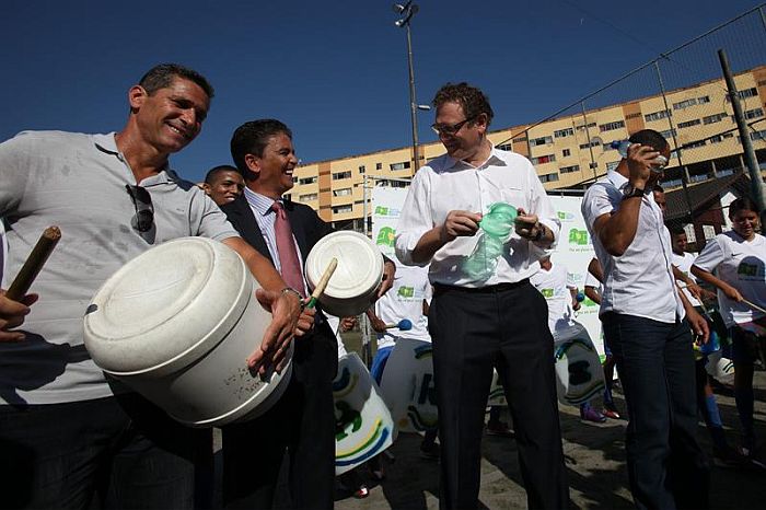 Jérôme Valcke entre Jorginho, Bebeto e Cafu: dirigente da Fifa anunciou investimento em projetos sociais no Brasil | Antonio Lacerda / EFE