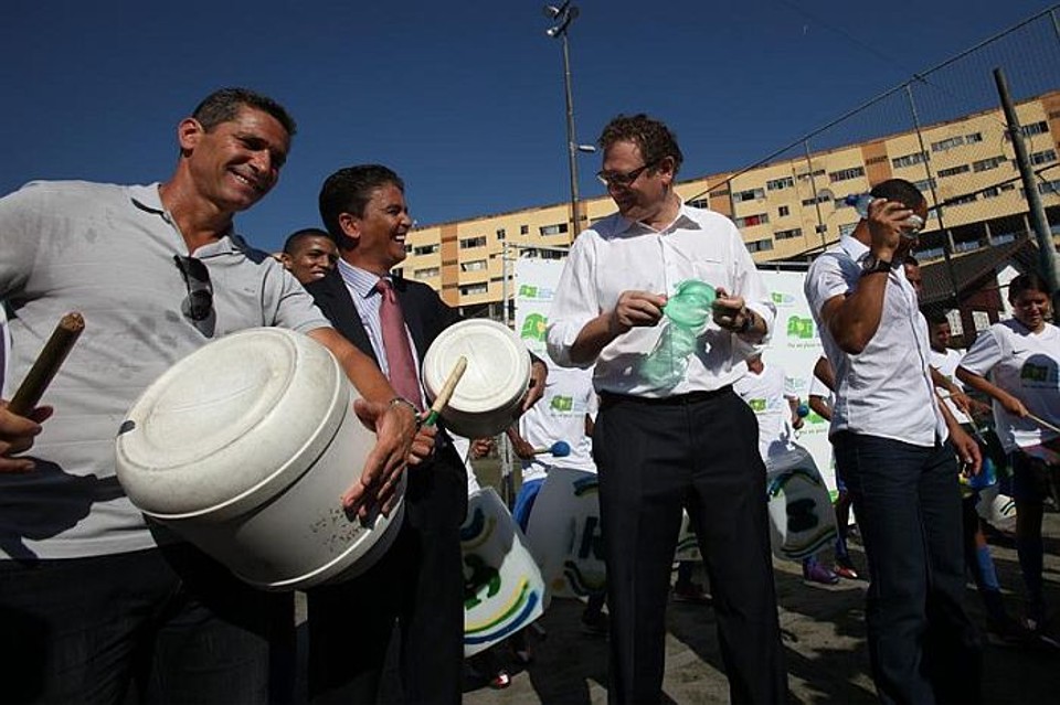 Jérôme Valcke entre Jorginho, Bebeto e Cafu: dirigente da Fifa anunciou investimento em projetos sociais no Brasil | Antonio Lacerda / EFE